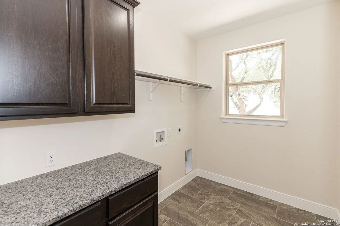 Photo of 677 CIRCLEVIEW DR