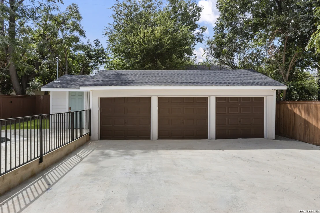 Photo of 114 CLOVERLEAF AVE