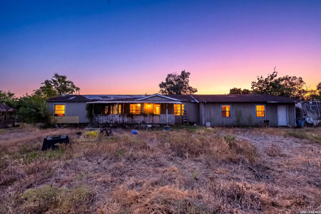 Photo of 990 Hillcrest Trl