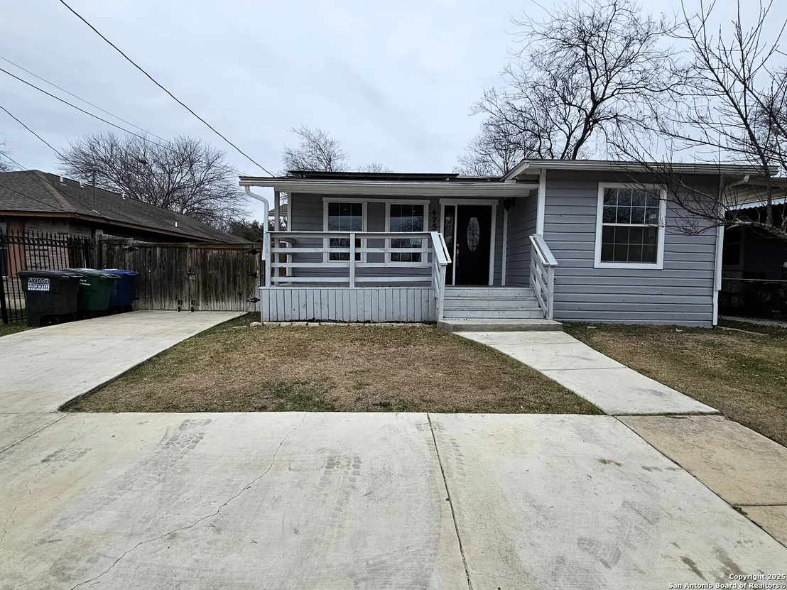 Photo of 4751 Lark
