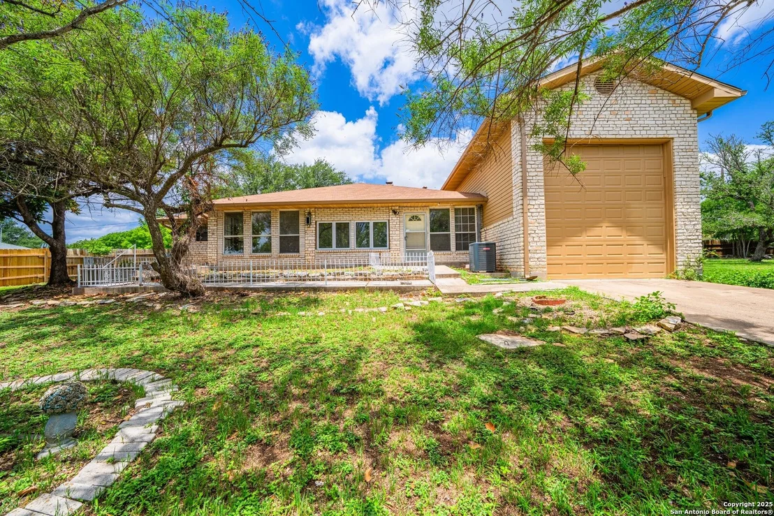Photo of 301 Red Oak