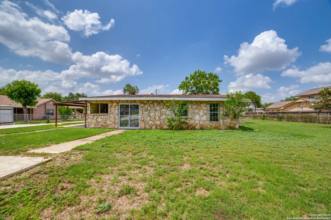 Photo of 606 W BAETZ BLVD