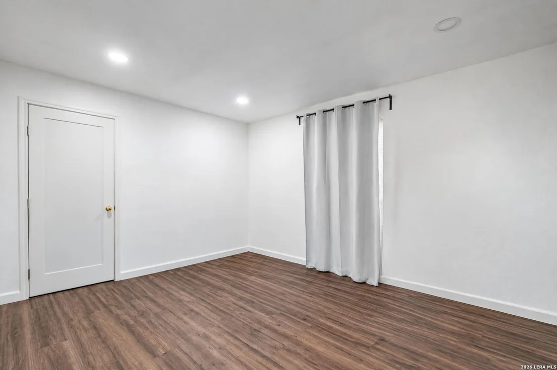 Photo of 1403 MEADOW GLN