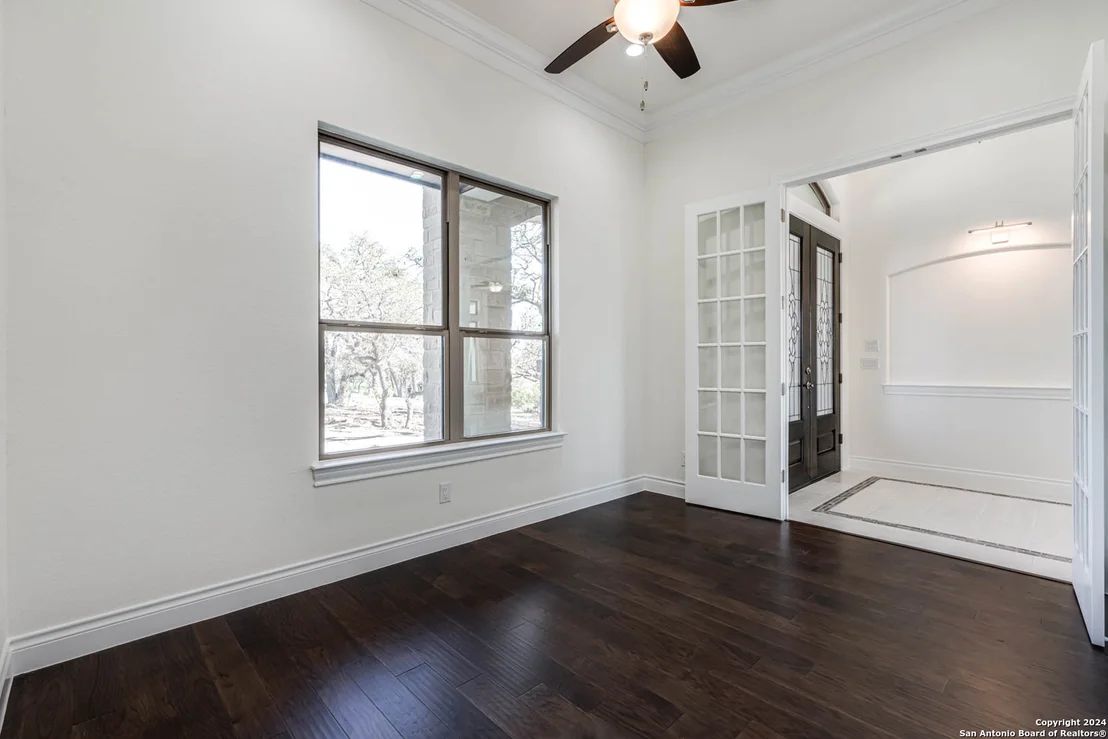 Photo of 921 ESCADA