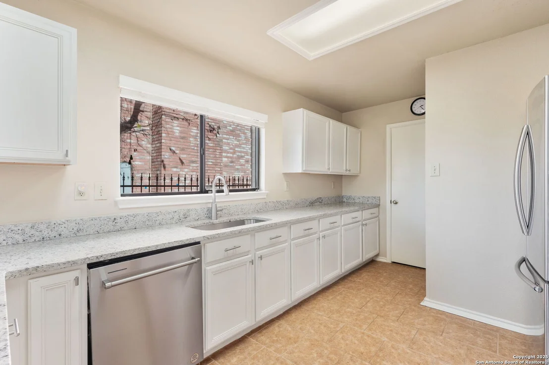Photo of 7423 LEGEND POINT DR