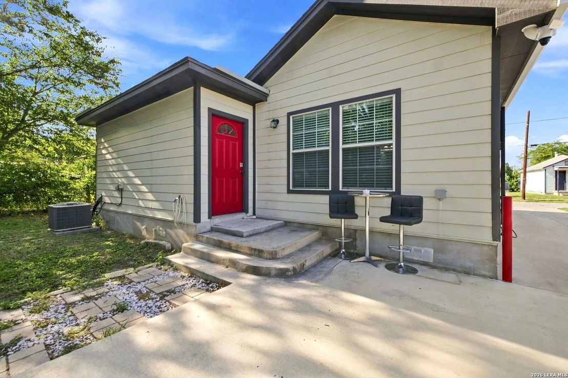Photo of 212 W Baylor