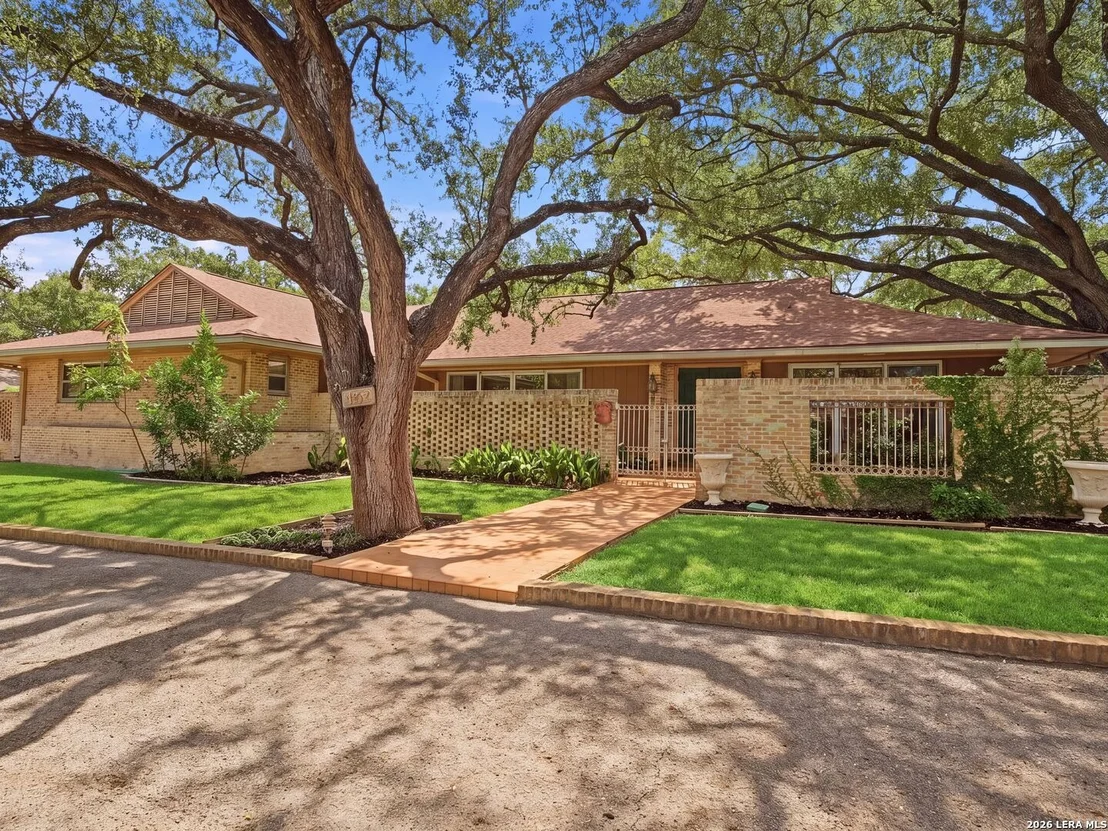 Photo of 122 LABURNUM DR