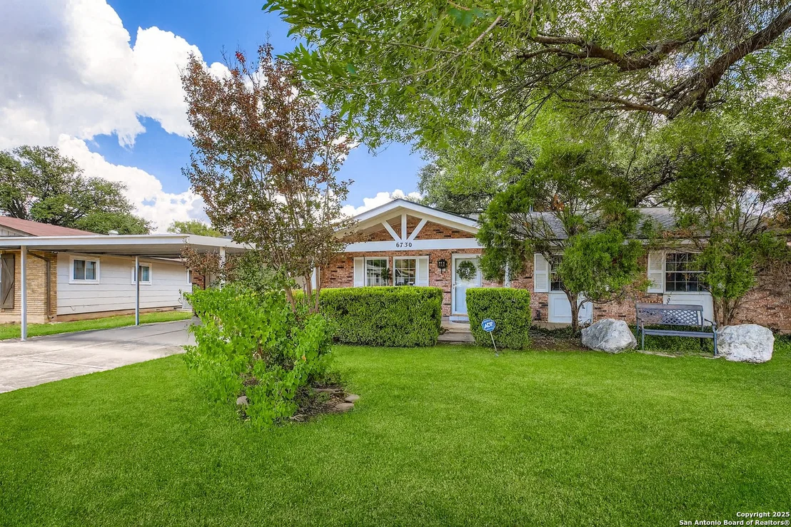 Photo of 6730 Desilu