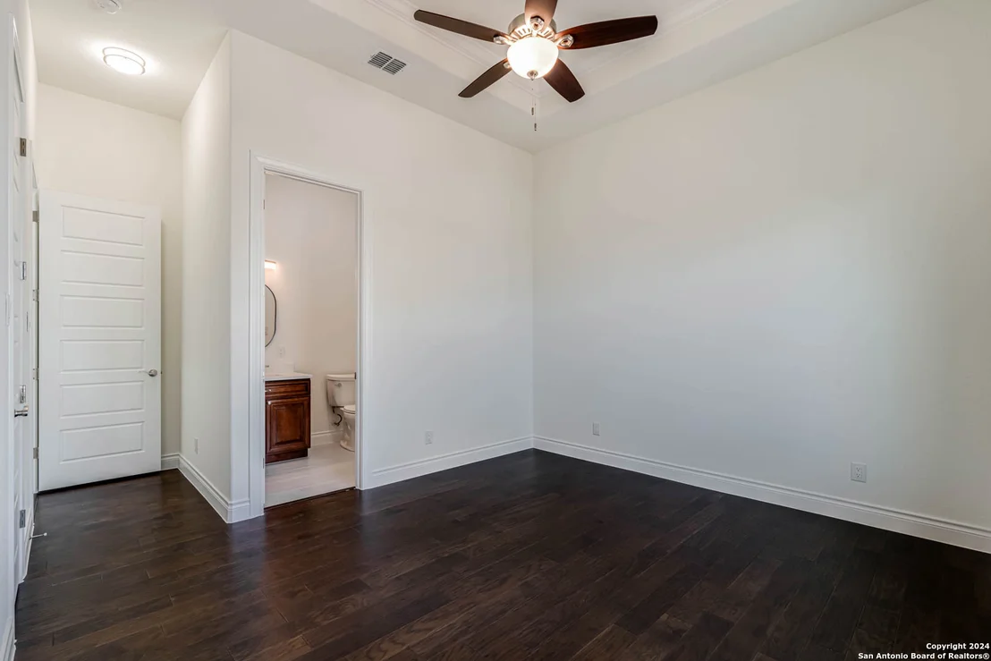 Photo of 921 ESCADA