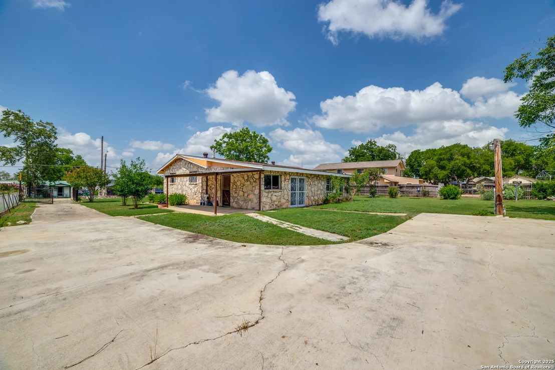Photo of 606 W BAETZ BLVD