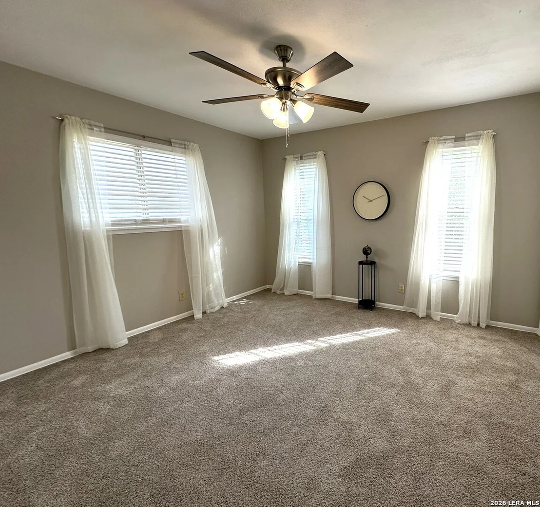 Photo of 129 CLOVERLEAF DR