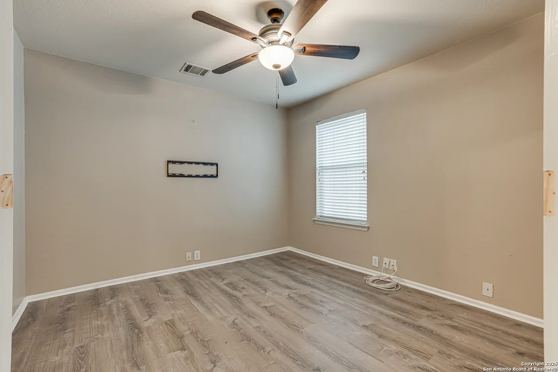 Photo of 15506 ROBIN FEATHER