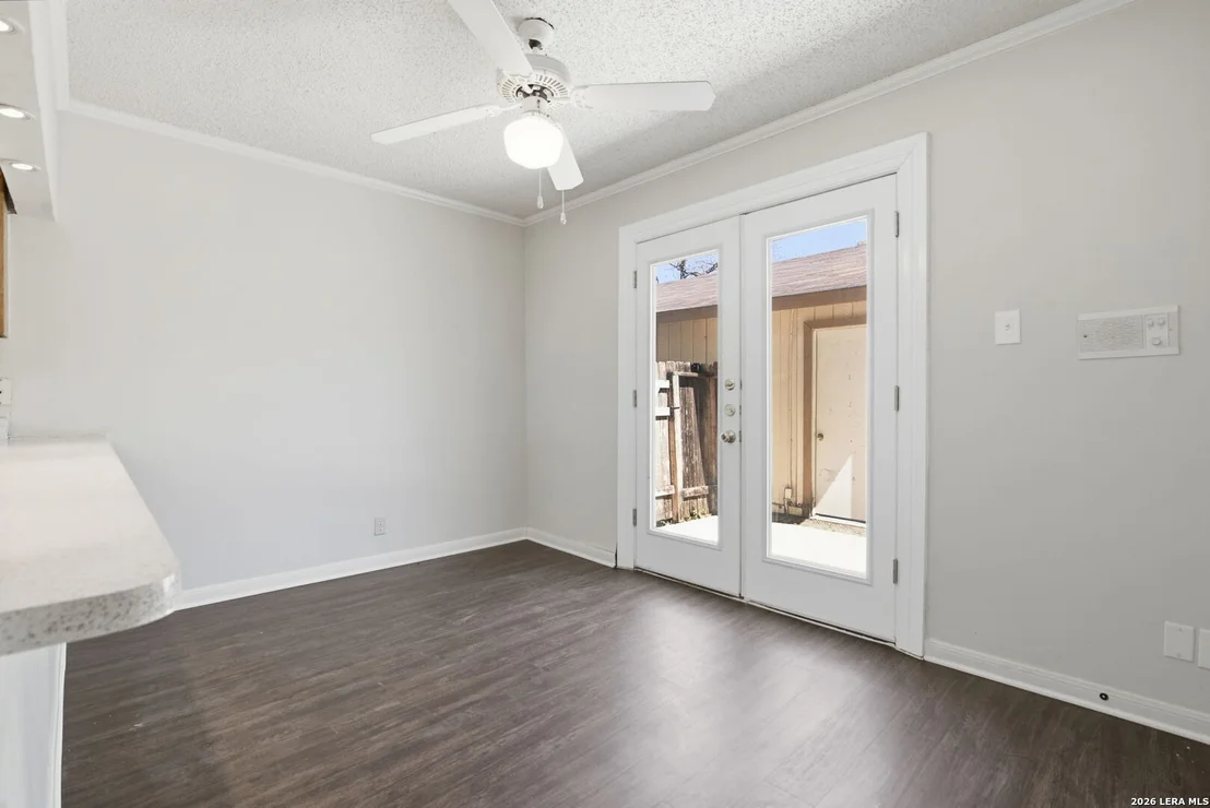 Photo of 2703 Red Tree