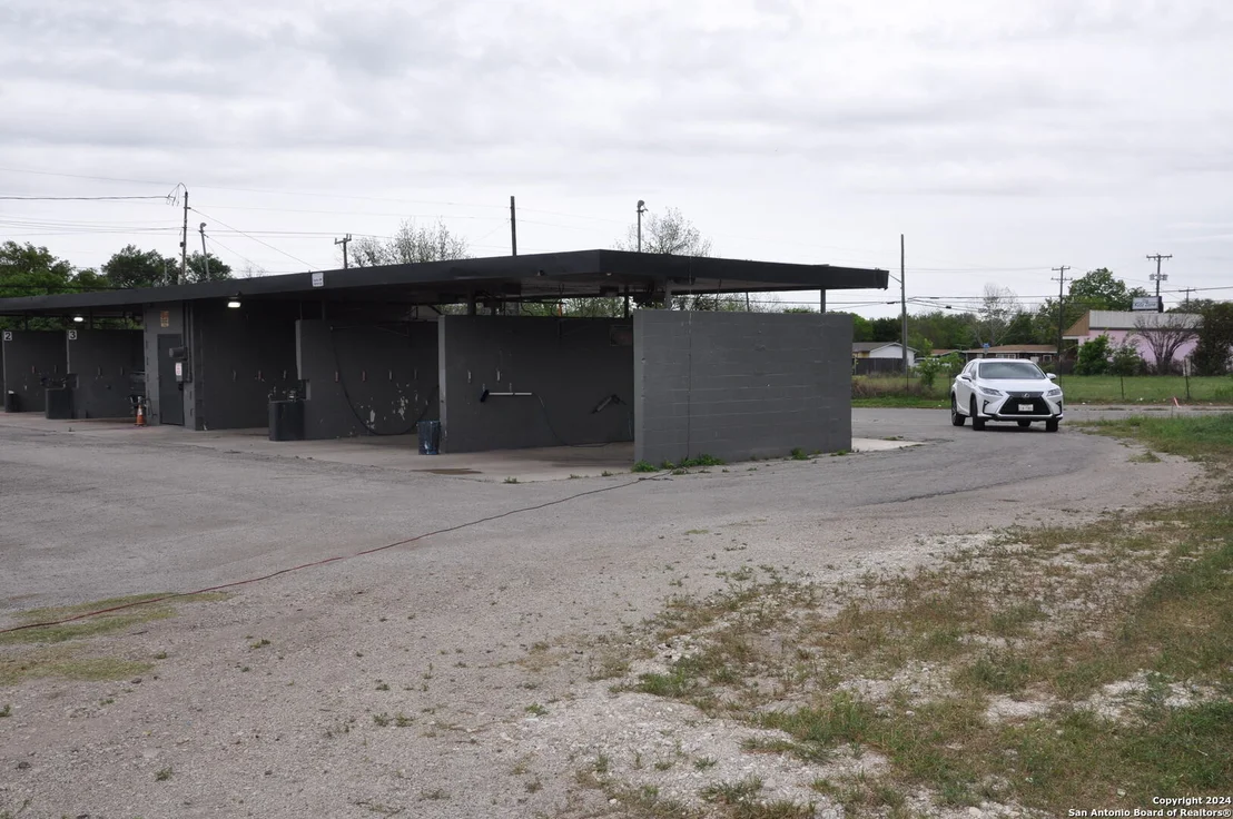 Photo of 411 ADRIAN DR