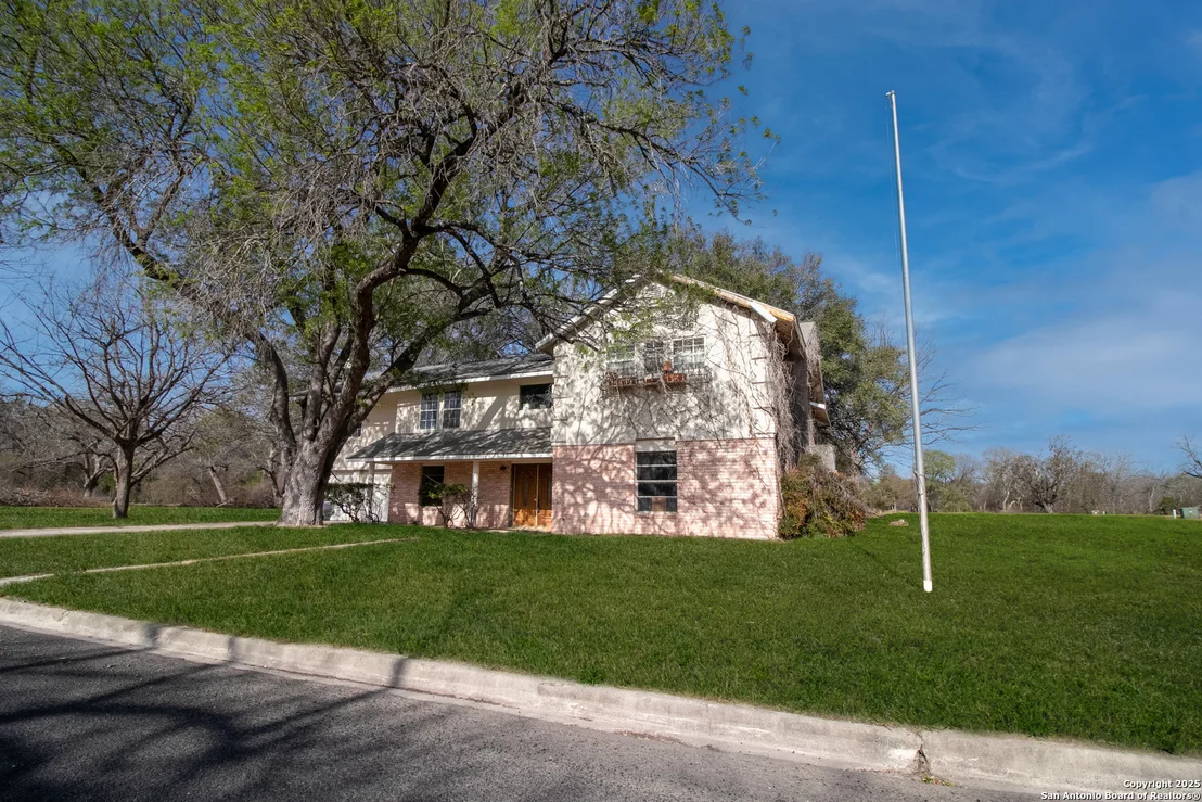 Photo of 7 Glen Cove Dr