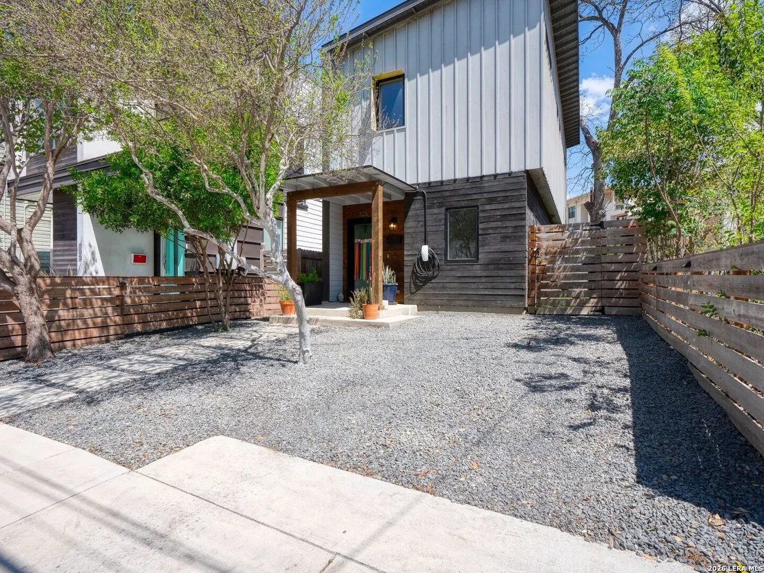 Photo of 325 LAVACA ST