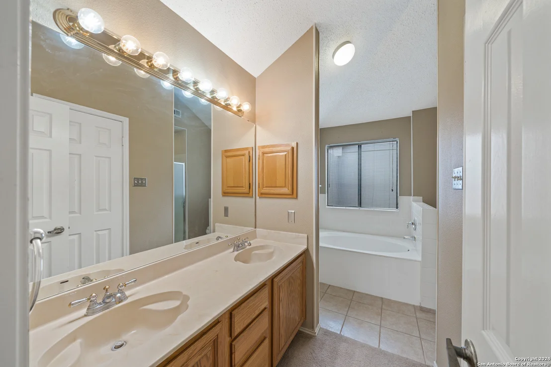 Photo of 940 Hedgestone