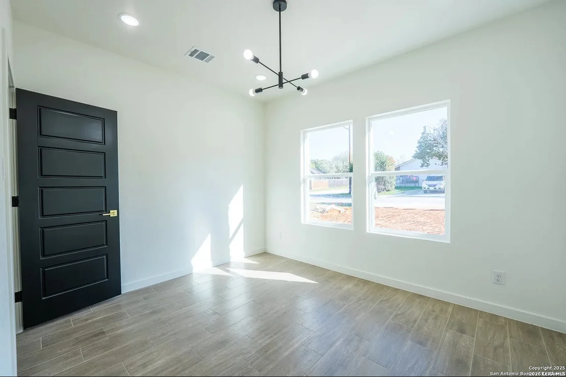 Photo of 229 Colonial Ln