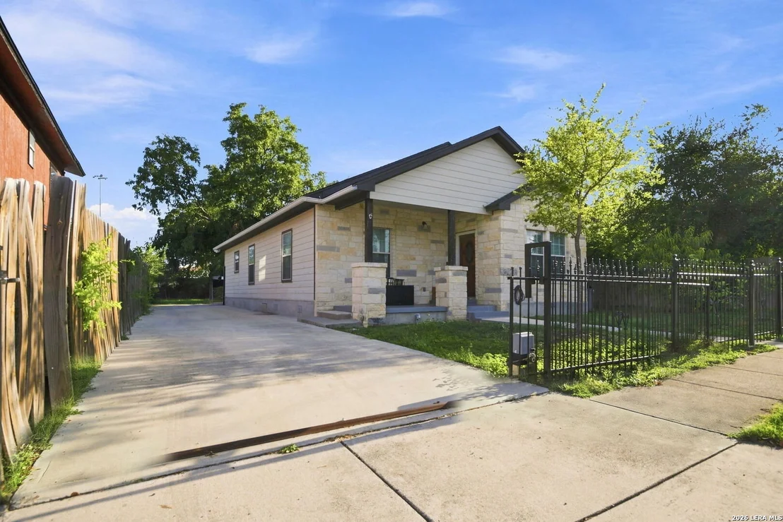 Photo of 212 W Baylor