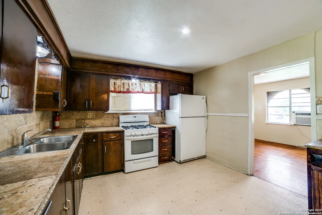 Photo of 606 W BAETZ BLVD