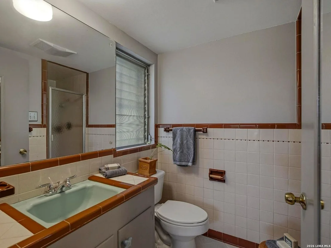 Photo of 1834 Edgehill Drive
