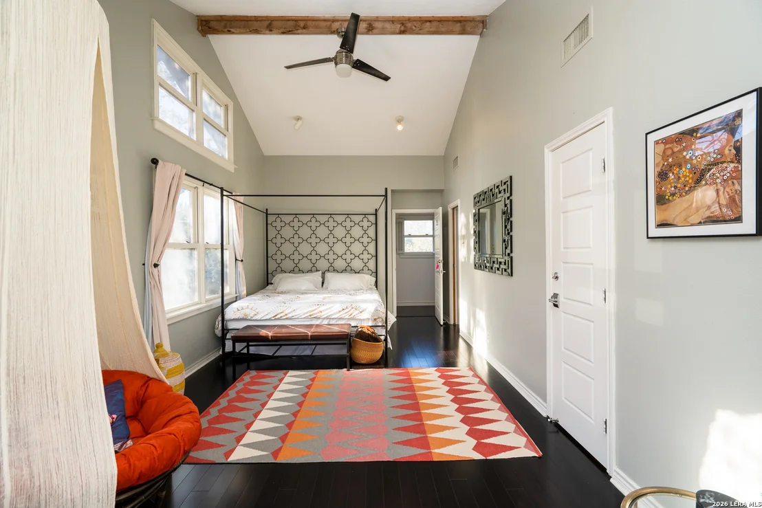 Photo of 810 Oakwood