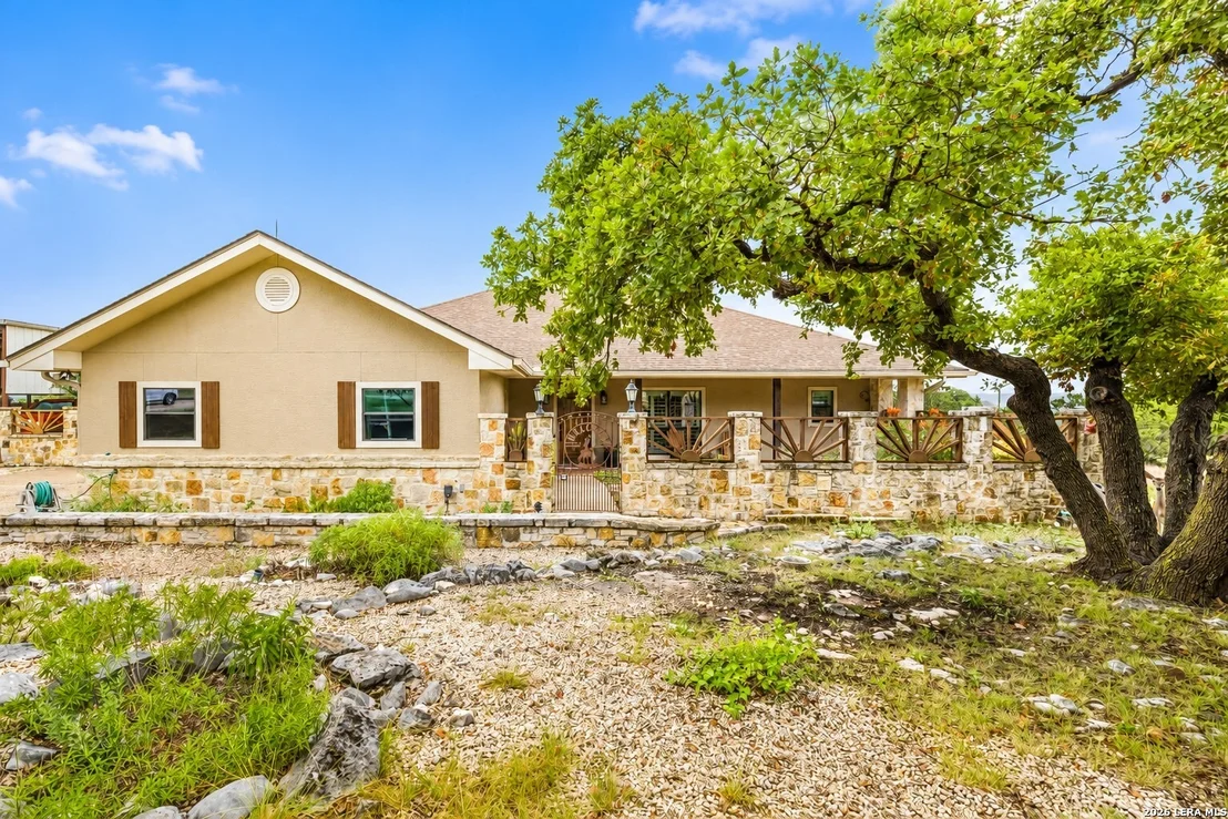 Photo of 138 RIDGE RD W