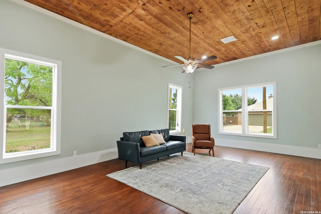 Photo of 309 E Houston Street