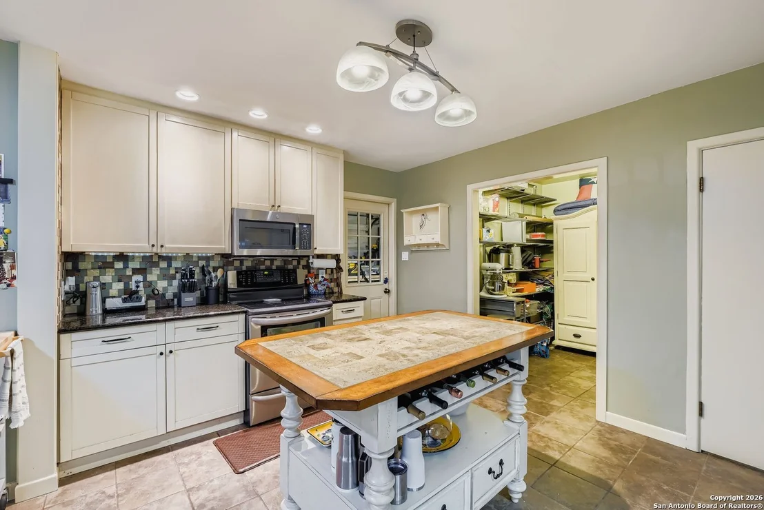 Photo of 615 CAVE LN