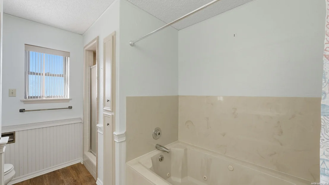 Photo of 132 W Outer Dr