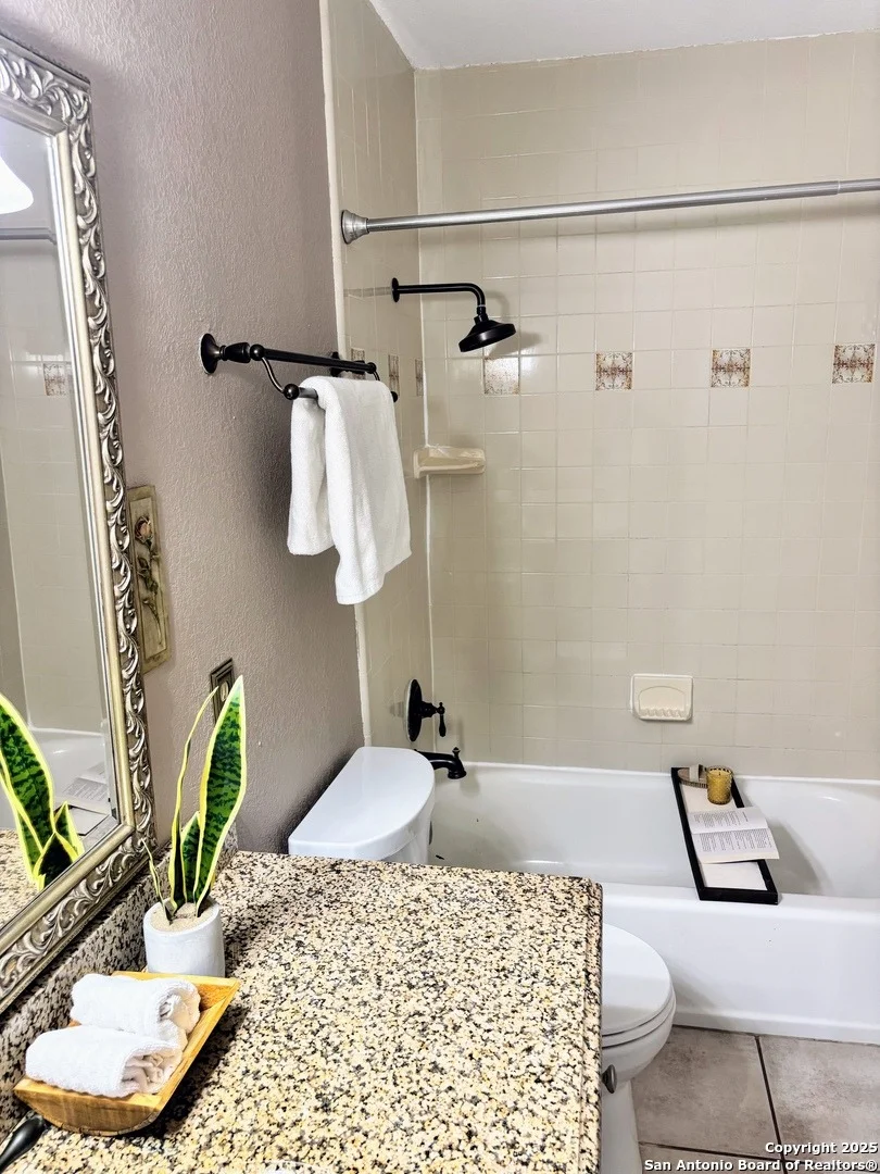 Photo of Unit 4 at 8611 Datapoint