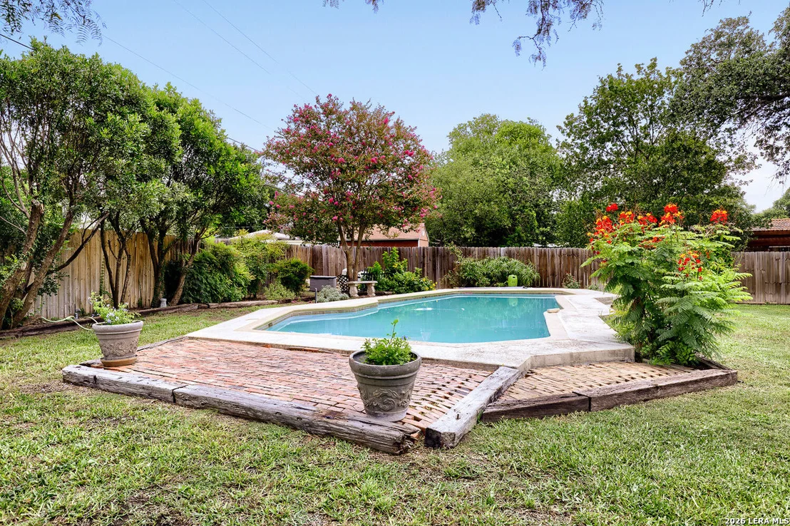 Photo of 105 HARRIETT DR