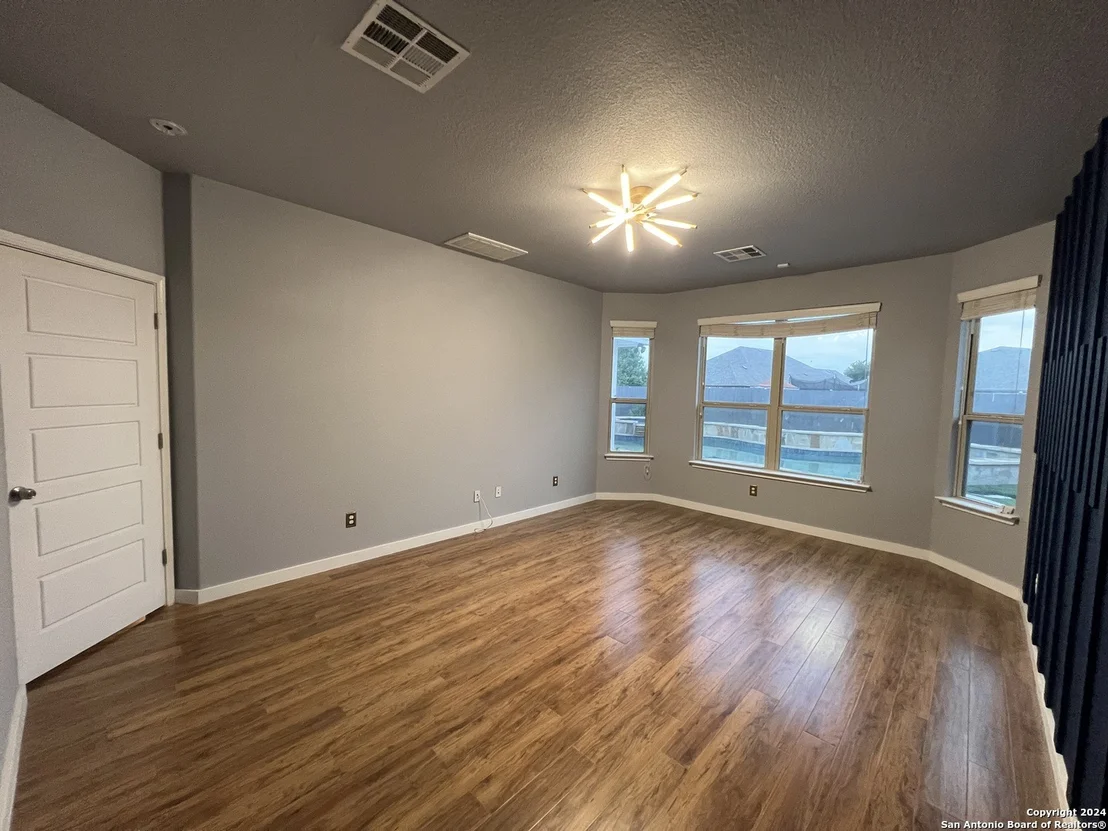 Photo of 310 LEATHER OAK LOOP