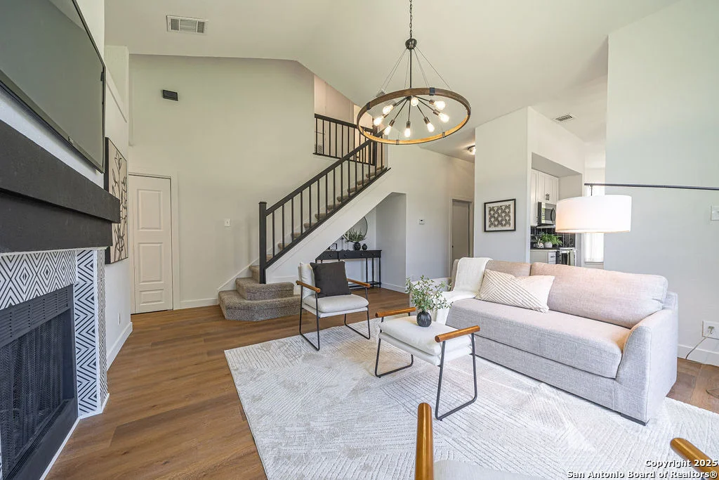 Photo of 9302 Valley Hedge
