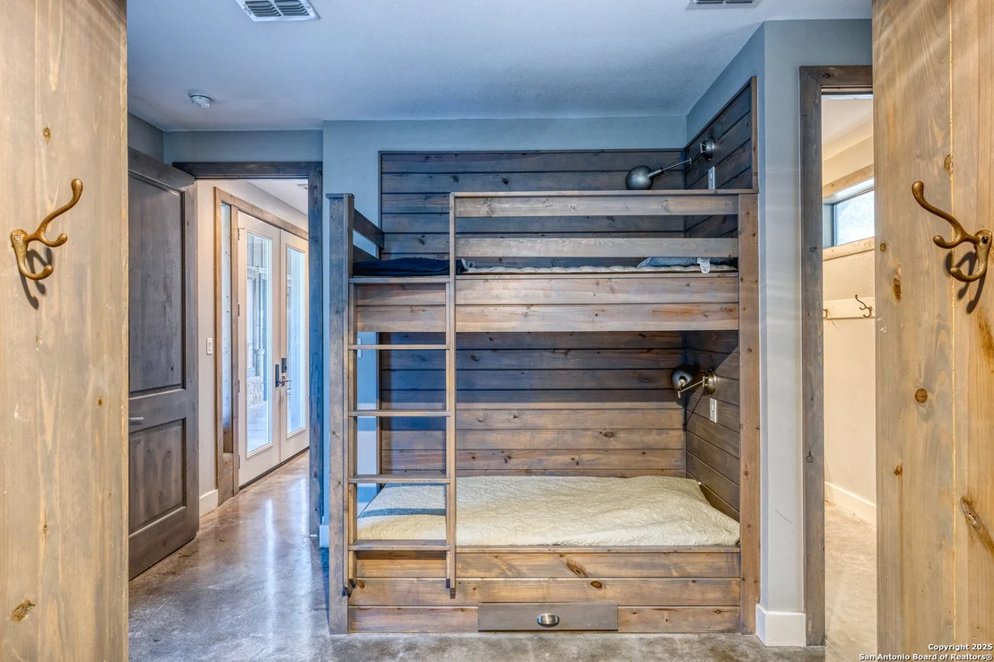 Photo of 989 Mountain Valley Drive