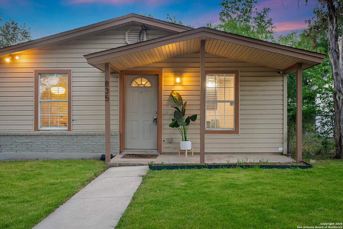 Photo of 835 Deely