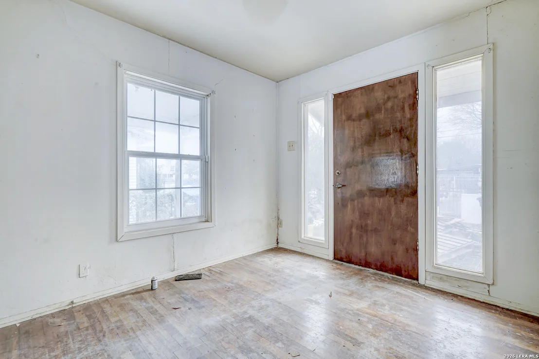 Photo of 318 VICKERS AVE