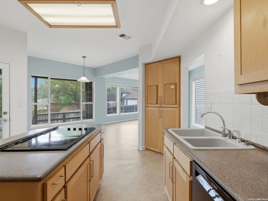 Photo of 968 Queens Dr.