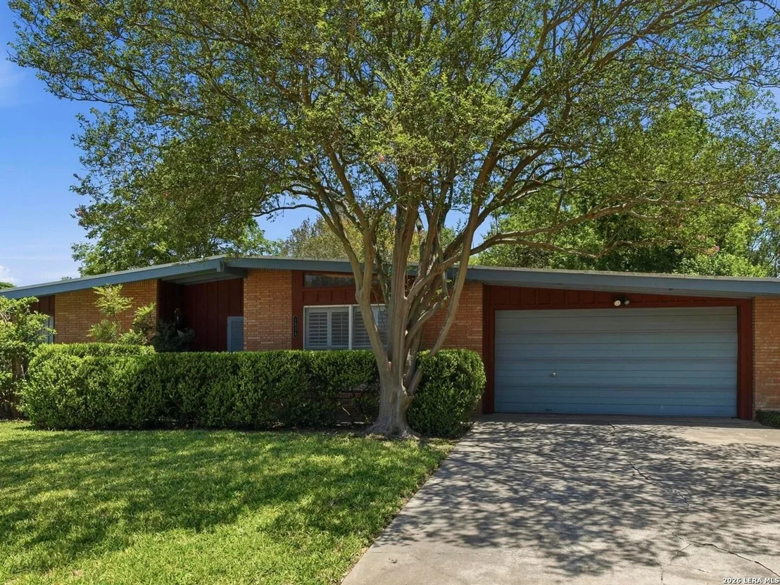 Photo of 1834 Edgehill Drive