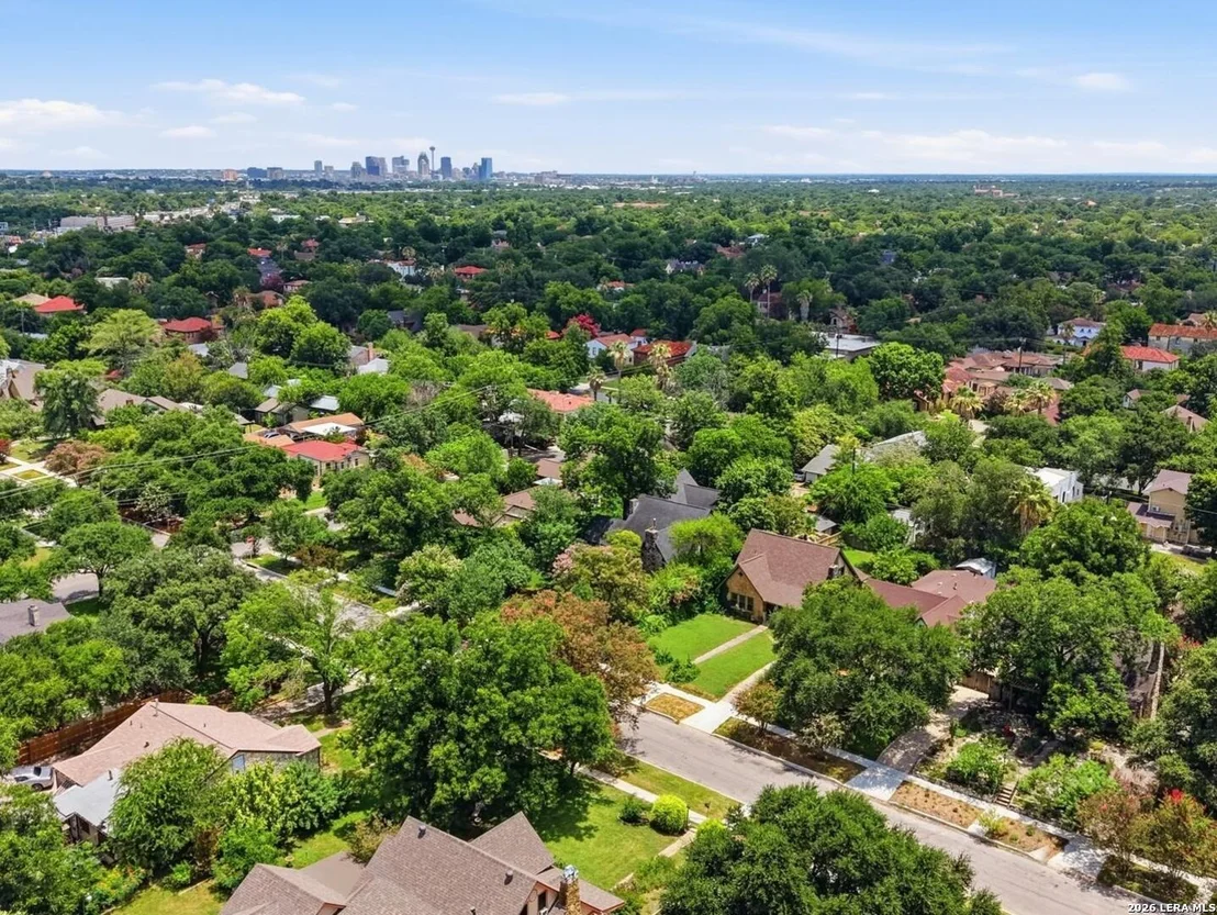 Photo of 218 NORTH DR