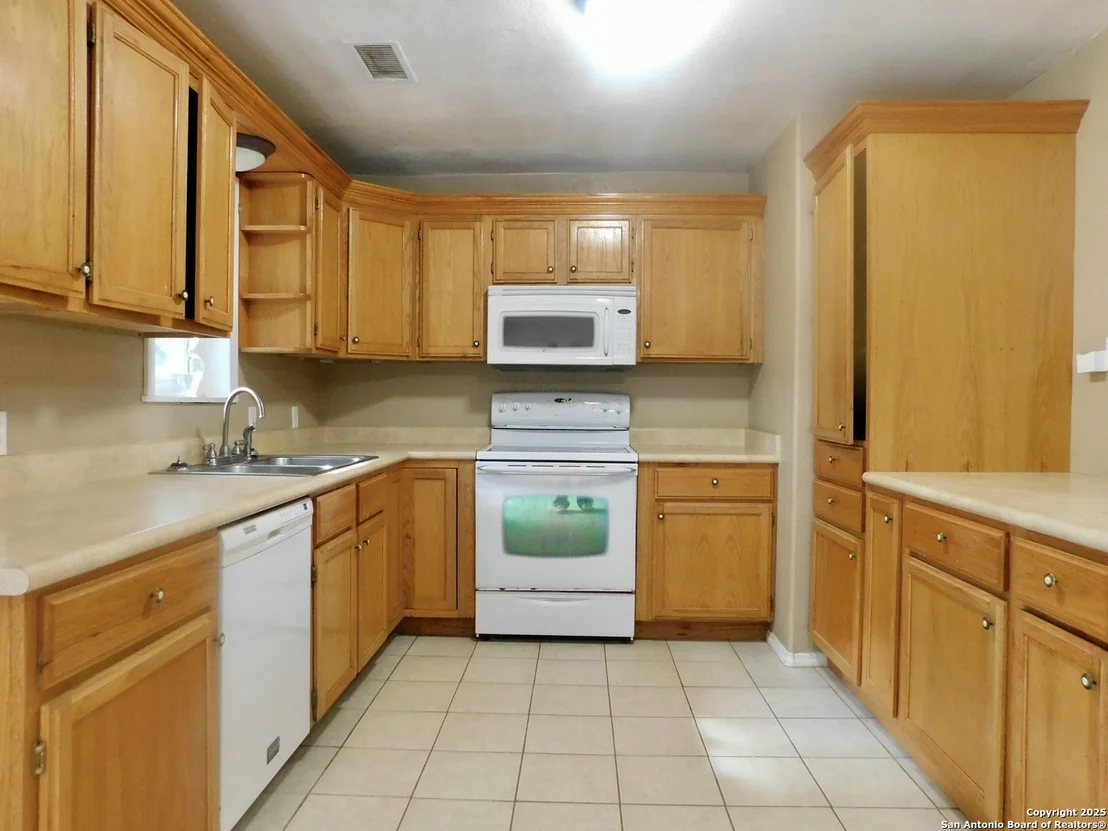 Photo of 30 CRESTLINE DR