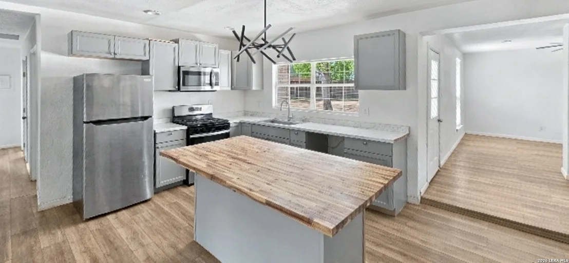 Photo of 645 W BROADVIEW DR