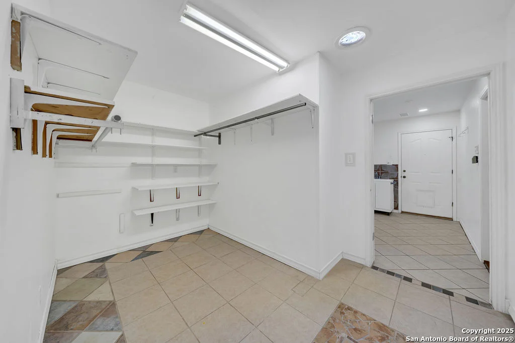 Photo of 301 Red Oak