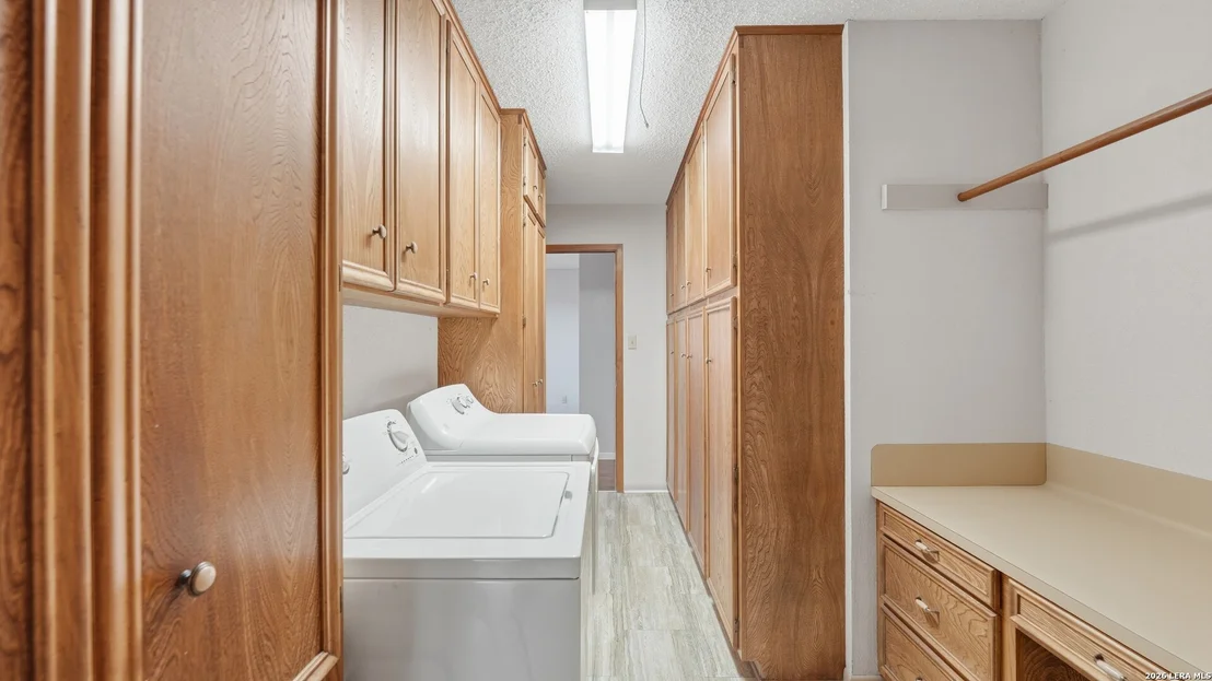 Photo of 132 W Outer Dr