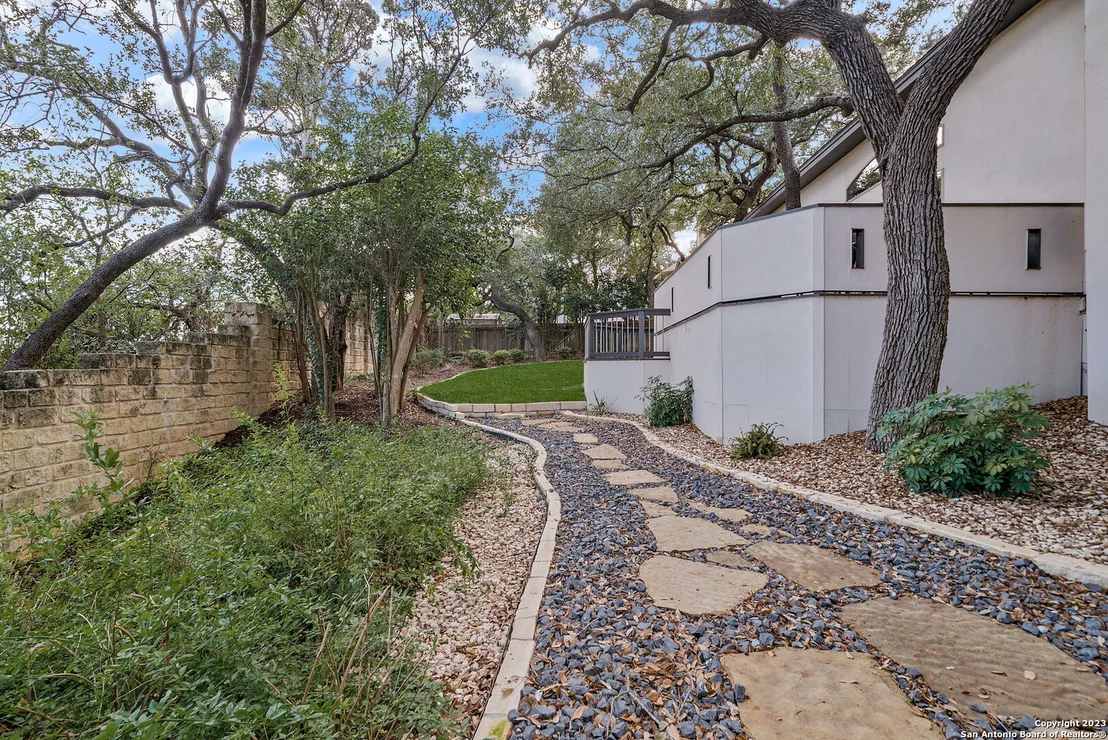 Photo of 8 Benchwood Cir