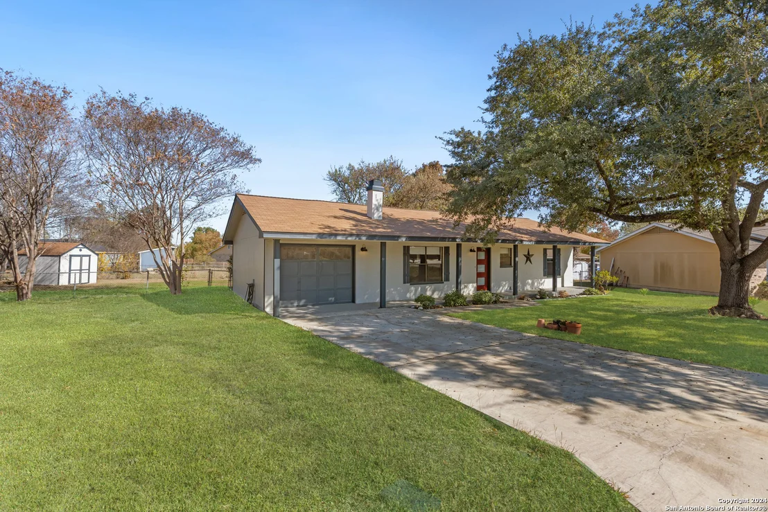 Photo of 8 ROSELAWN CIR