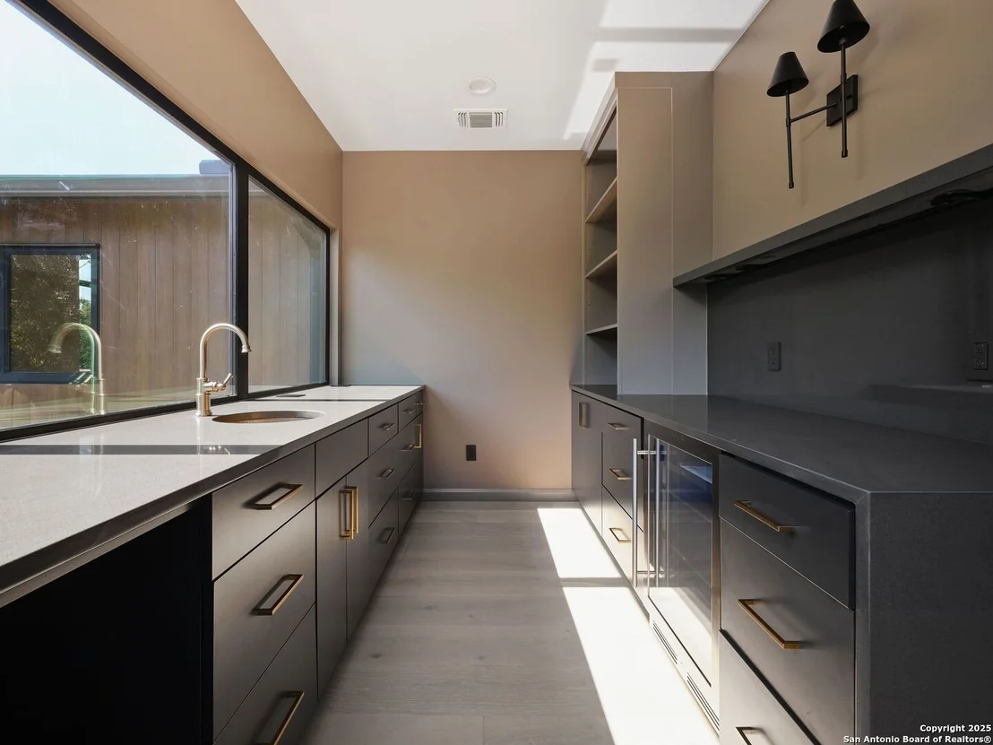 Photo of 353 Lakeview Blvd