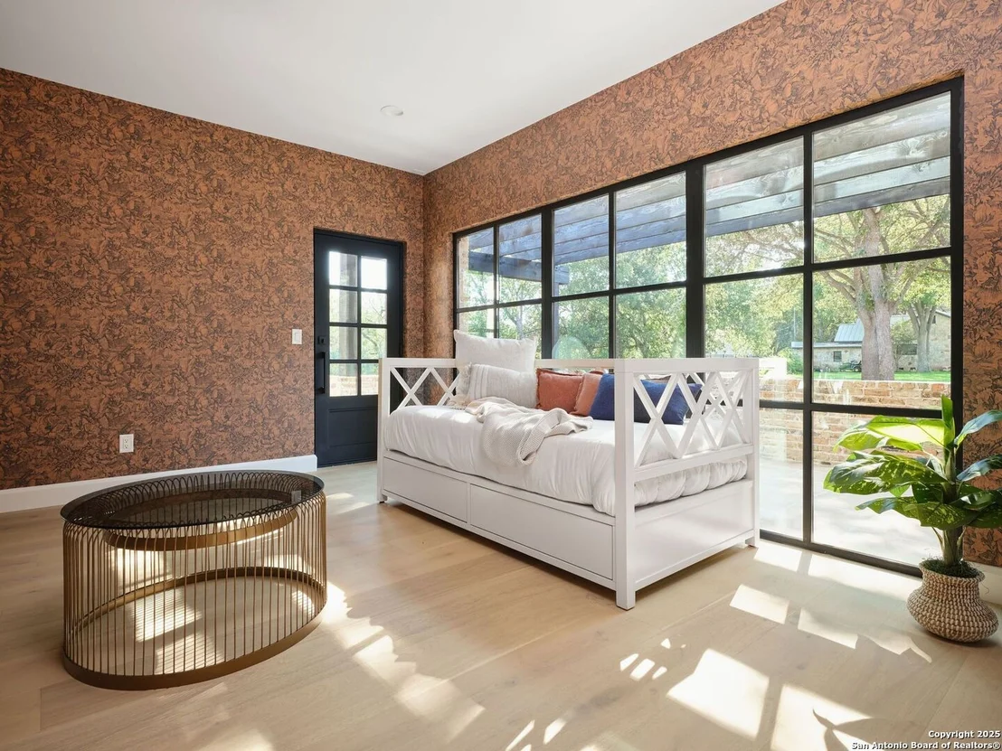 Photo of 353 Lakeview Blvd