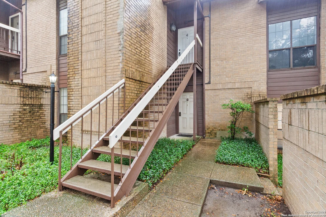 Photo of Unit 4 at 8611 Datapoint
