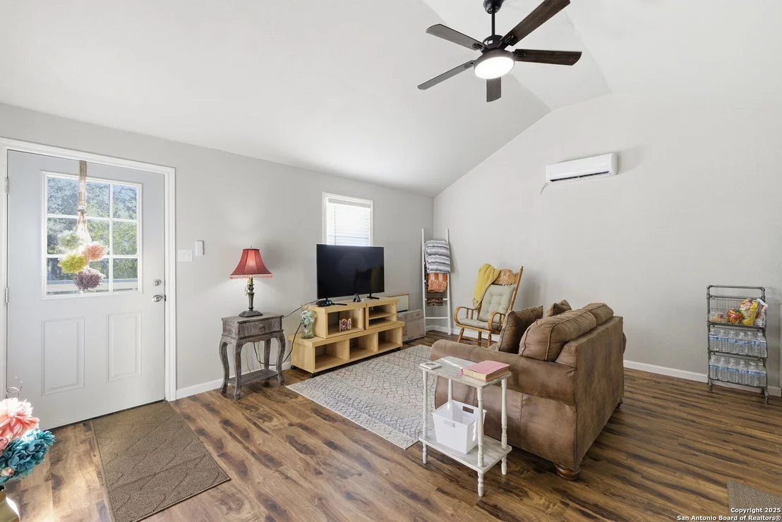 Photo of 2183 Hiline
